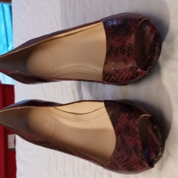 Calvin Klein Parisa peeptoe pumps snake embossed leather 10 red nwot - Picture 5 of 9